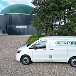 Servicevogn fra GreenFarm foran et anlæg