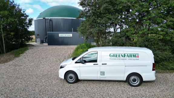 Servicevogn fra GreenFarm foran et anlæg