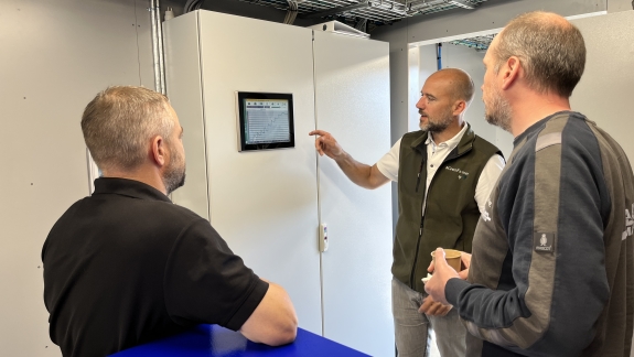 Support forklarer tekniske funktioner på en skærm